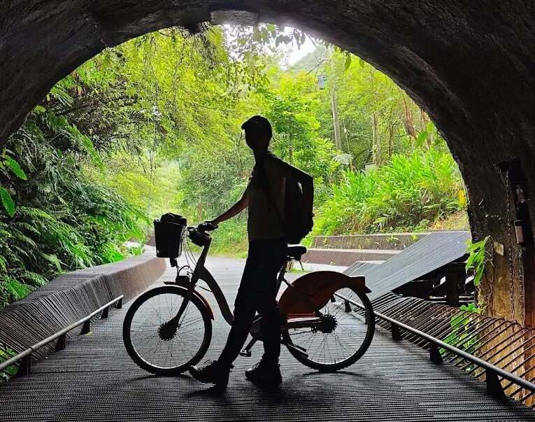 隧道與鄰近鐵道的共生景觀