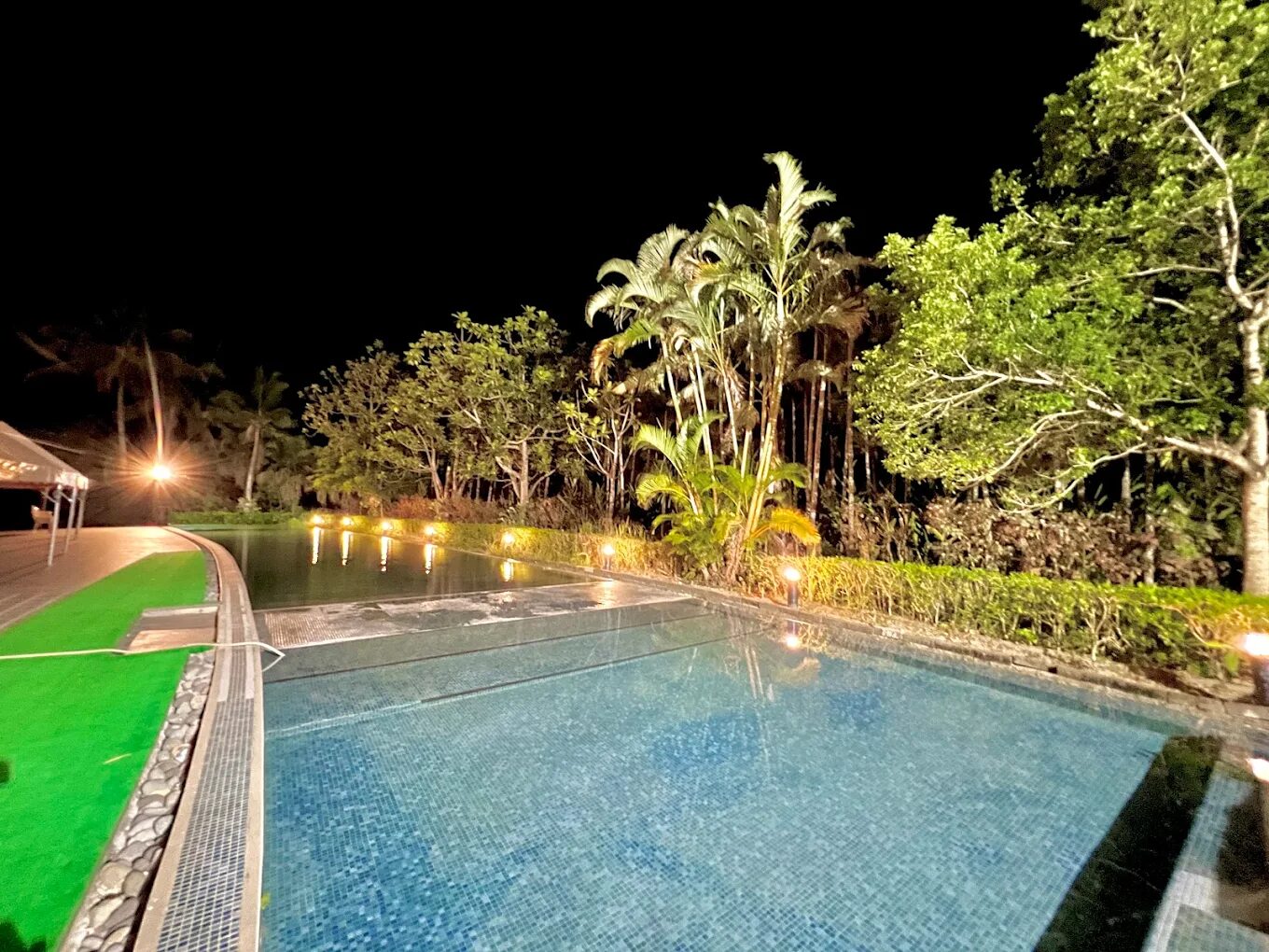 台東鹿鳴溫泉酒店外觀，座落於山巒之間