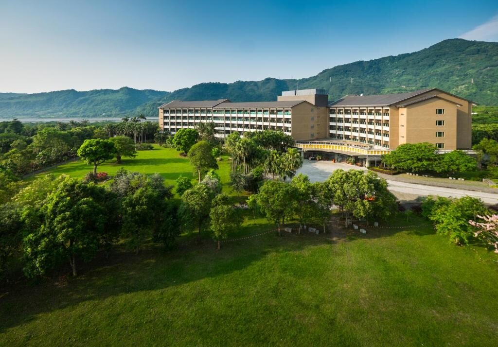 鹿鳴溫泉酒店的戶外泡湯設施與自然景觀