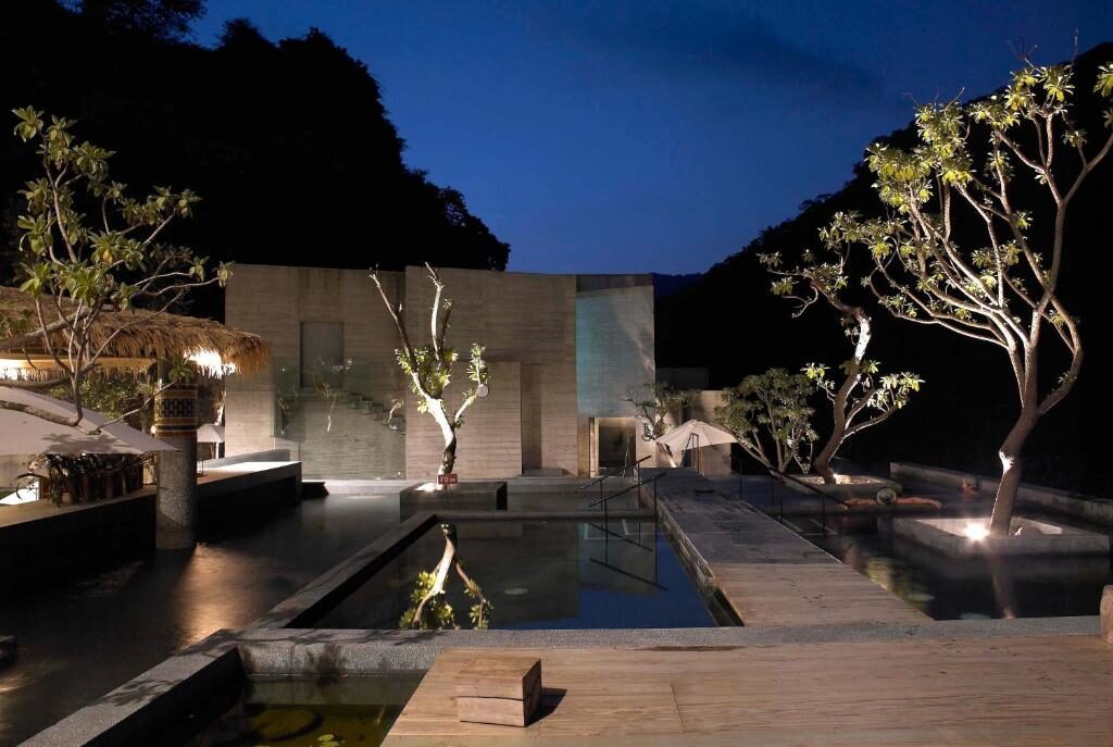 泰安觀止溫泉會館房內泡湯池與溪谷景觀