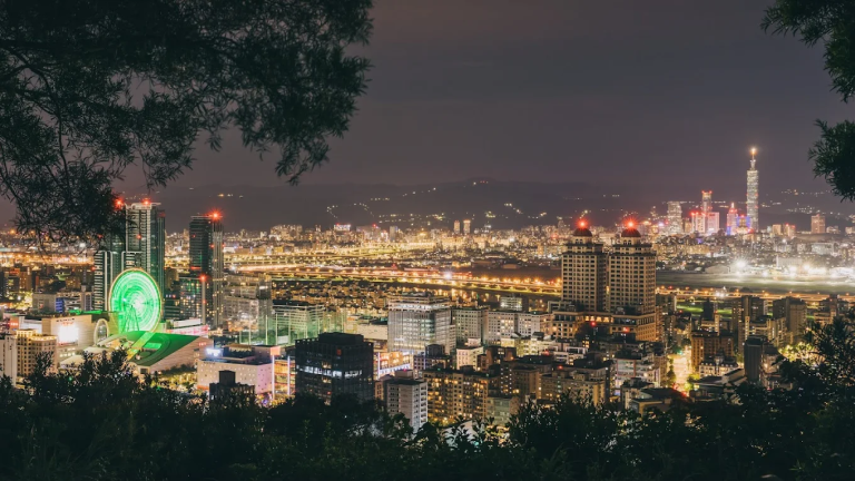 🌃 劍南山夜景｜台北人私藏的夜色秘境，眺望101與美麗華摩天輪的夢幻視角