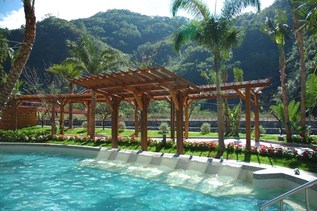 從城市的雜訊逃到山的回音｜會來尖石溫泉的靜謐之夜