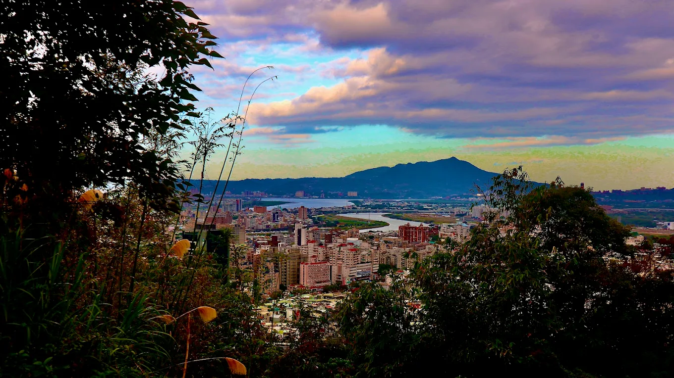 老地方觀機平台|劍潭山最療癒夜景點,近距離看飛機降落、遠眺台北101的秘境平台