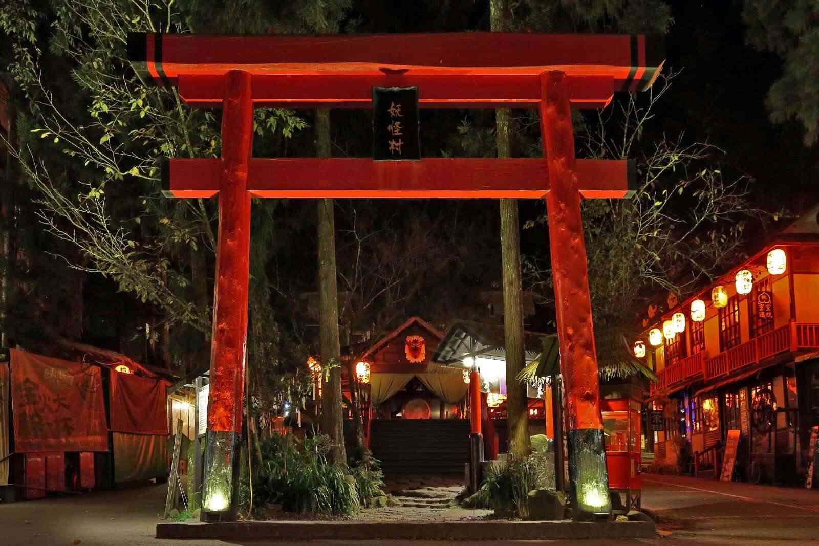 霧裡的笑聲與燈籠光,走進妖怪村,遇見藏在山林裡的日式童話世界