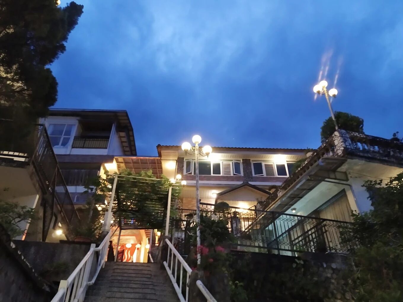 🌿 烏來山谷秘境泡湯之旅｜泉世界溫泉會館 一泊二食只要 $2,499 起