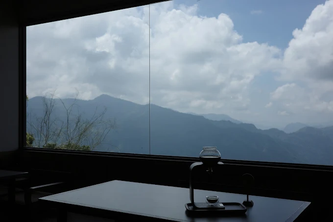 日式風格茶屋與山景