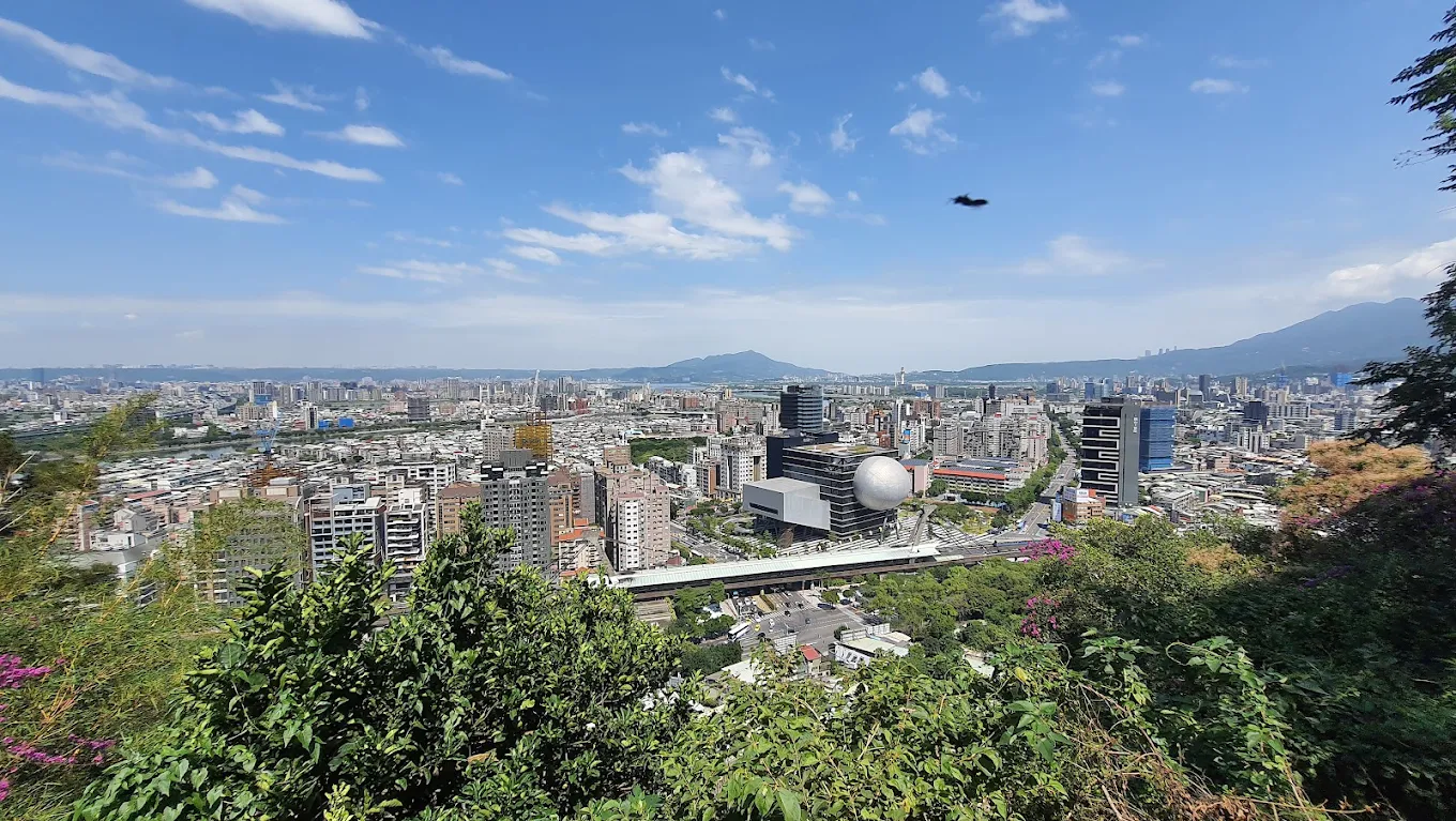 🌿 劍潭山親山步道｜捷運就能到！俯瞰台北夜景與飛機起降的城市秘境