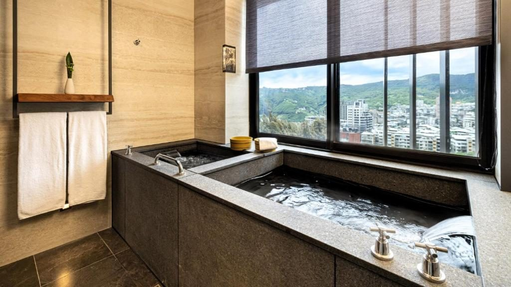 從礁溪到北投，泡一場霧氣裡的溫泉旅程，住進晶泉丰旅，感受冬日最柔的暖意