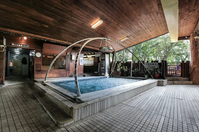 南台灣的秋日暖意：在六龜溫泉遇見山霧與星光湯屋