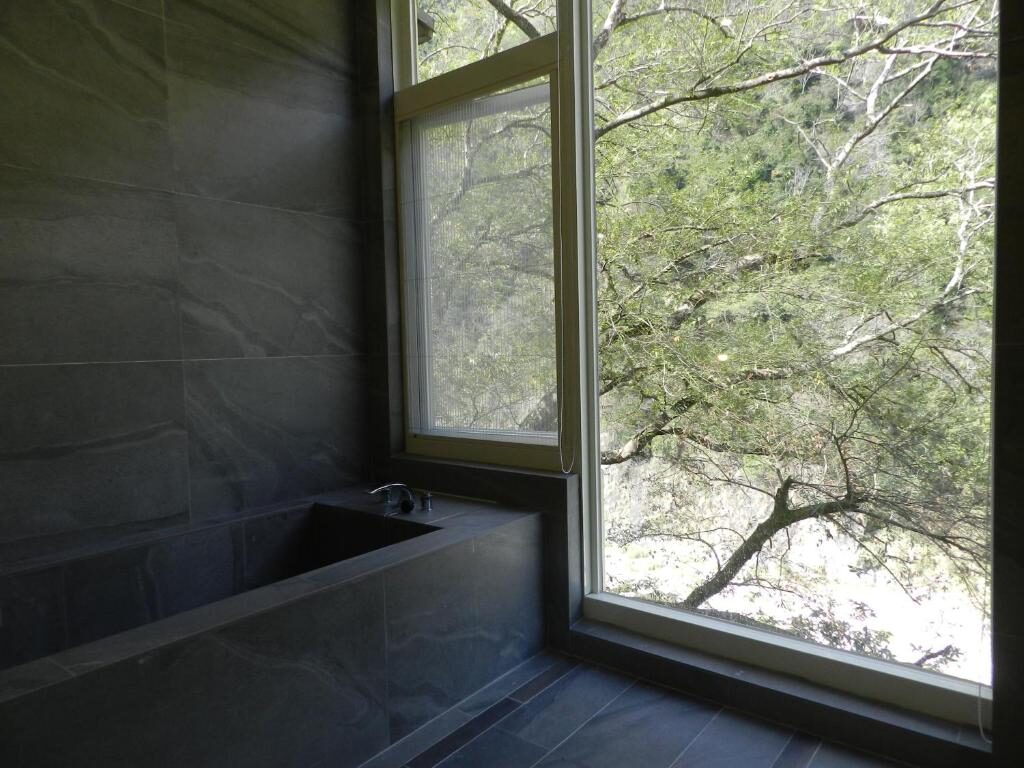 沿著霧氣與溪聲前行,在谷關找到一間會呼吸的溫泉旅宿