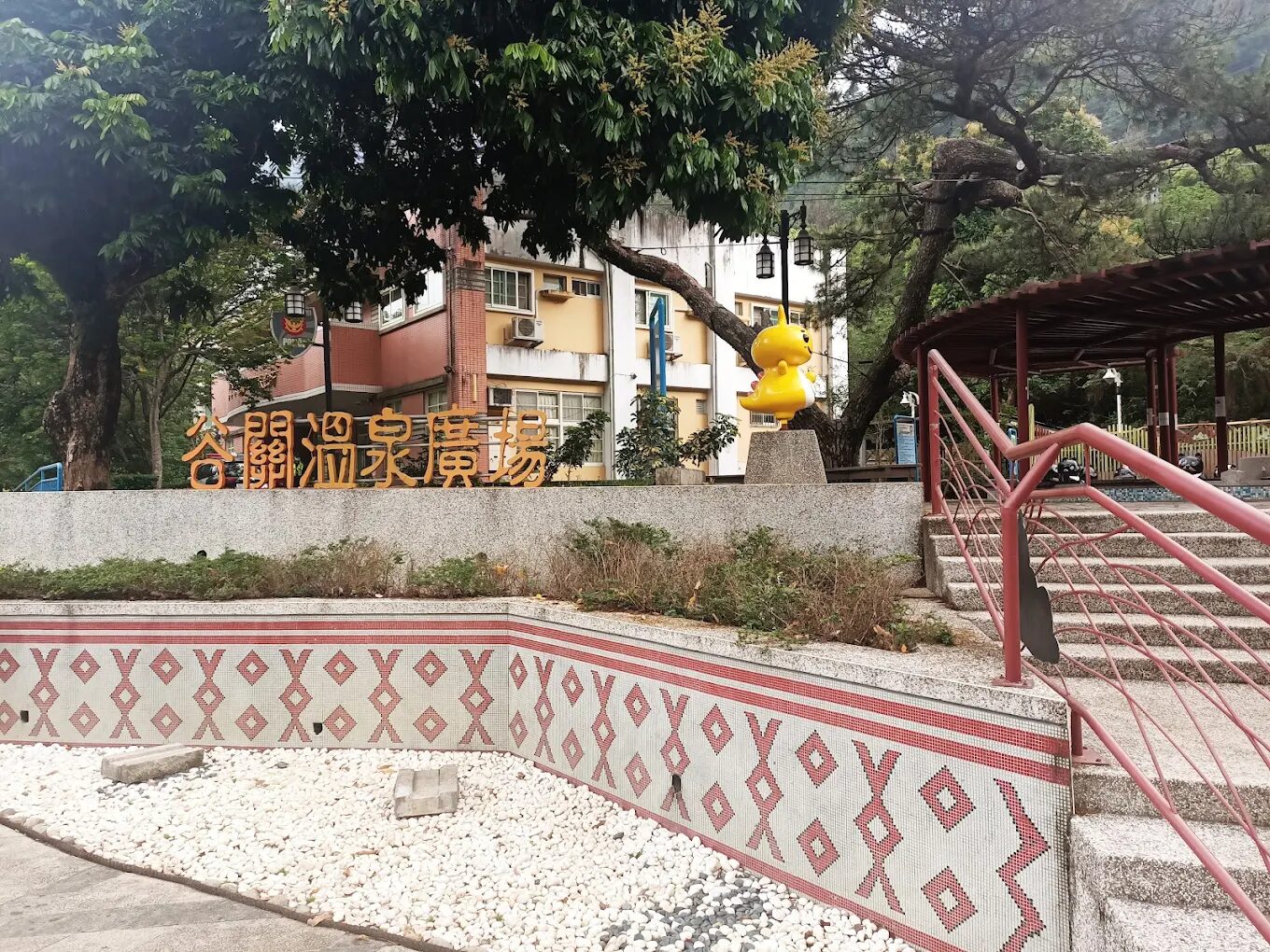 假期不必遠走，泡腳、散步、賞山霧，最療癒的旅程在谷關