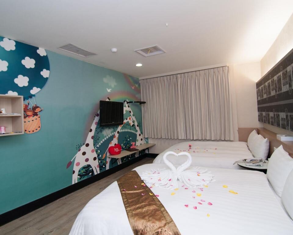 風吹過老街的夜，新竹住宿裡的光與靜 — 卡爾登飯店到福華的柔軟旅程