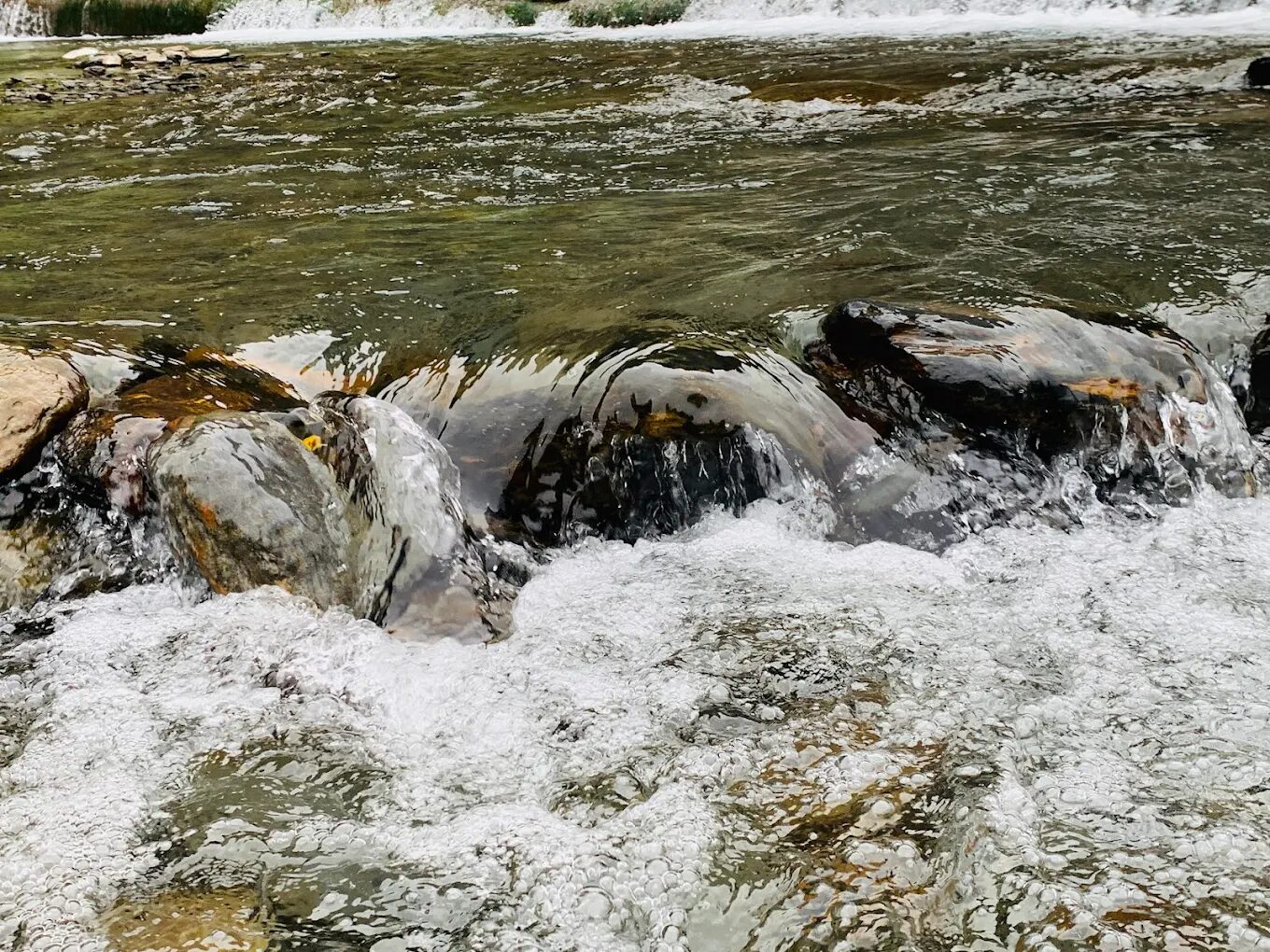 夢谷瀑布壯麗的水流景象，展現南投山林的自然之美