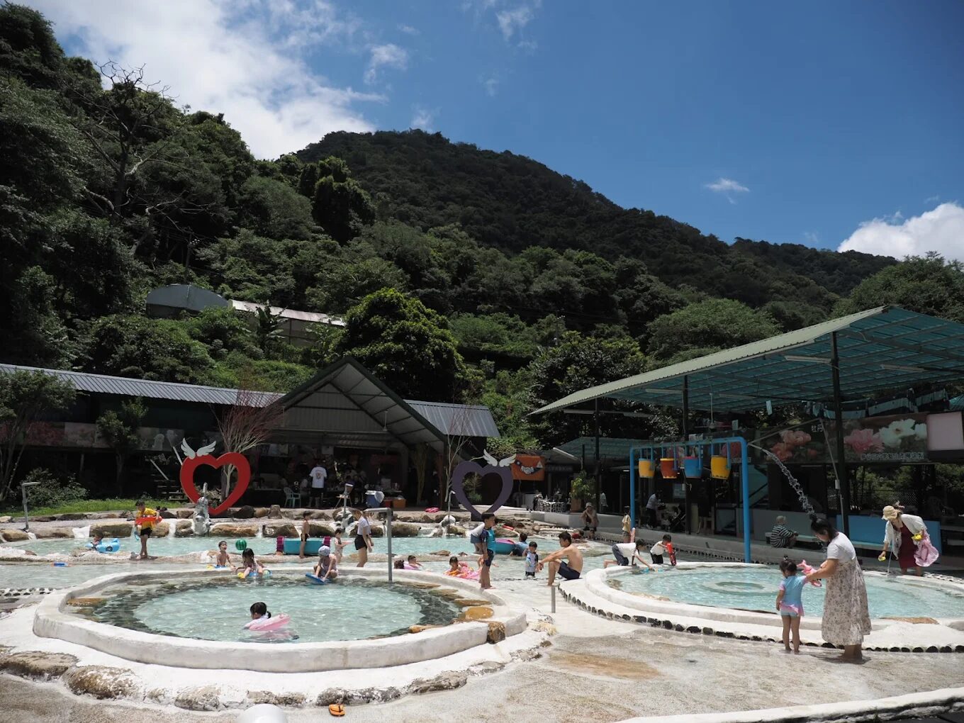 夢谷瀑布親子農場提供完善的休閒設施與露營空間