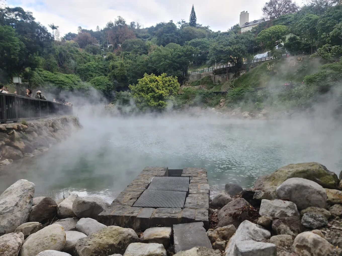 北投地熱谷充滿神秘的霧氣與高溫泉水