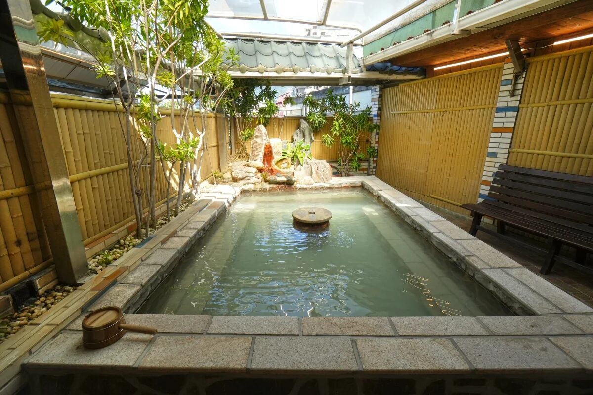 ♨️ 北投溫泉：台北人的後花園，藏著一場「城市裡的溫泉假期」