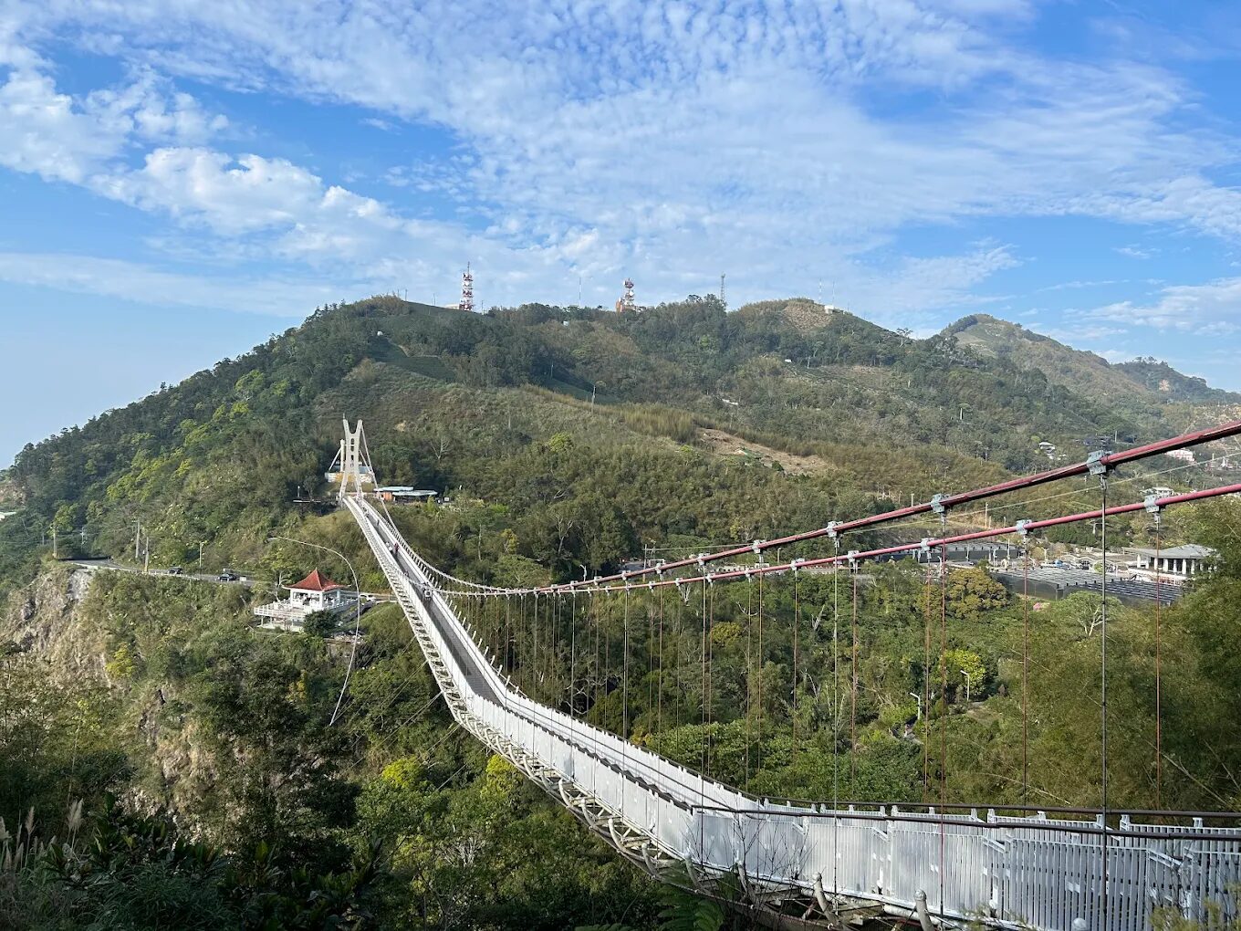 🌉 太平雲梯服務中心｜登雲梯的第一站！嘉義梅山雲霧山景、茶園與天空步道一次收藏