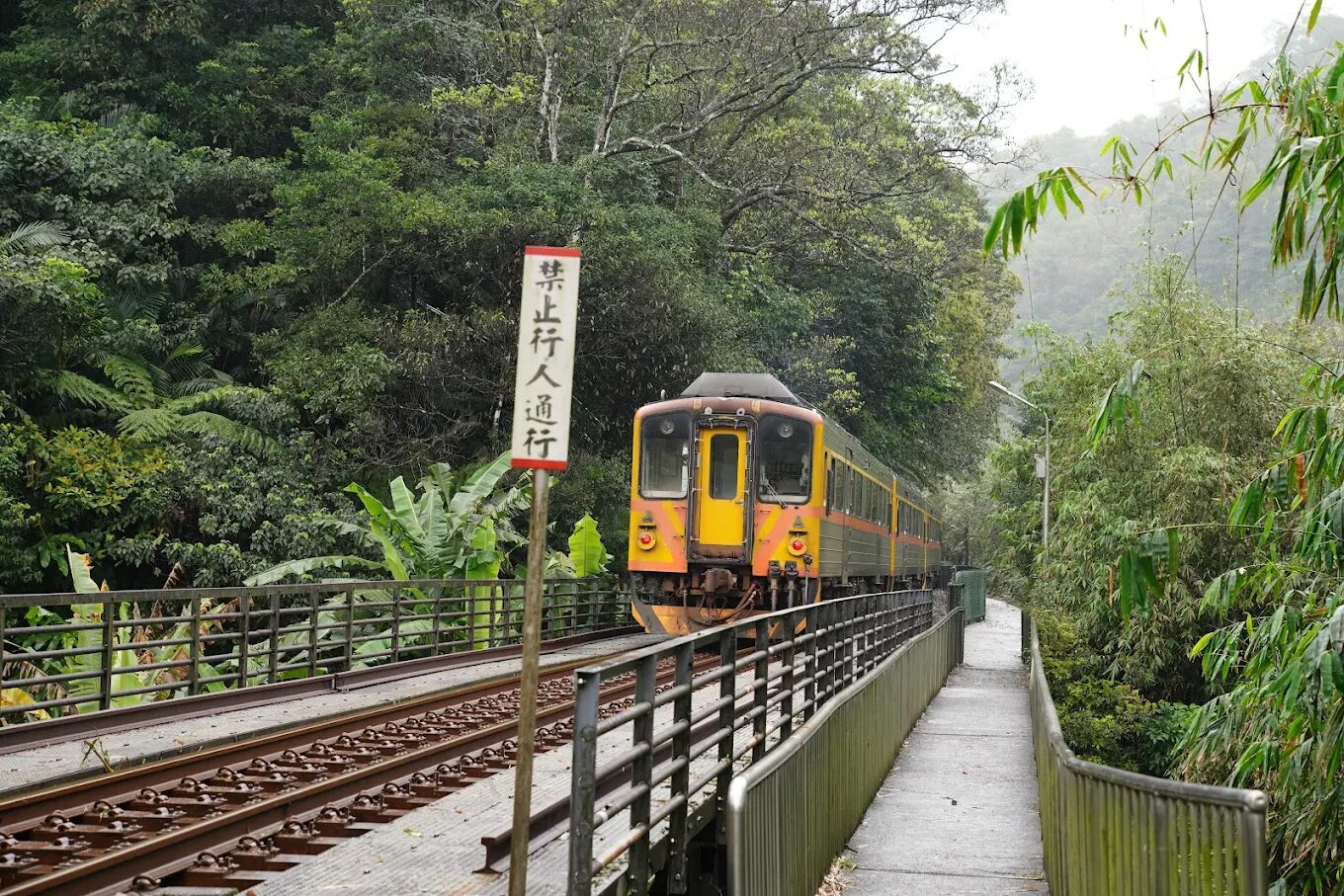 🚆 台北鐵道一日遊全攻略｜平溪線 × 三貂嶺 × 淡水線，從山城到海邊的療癒旅程