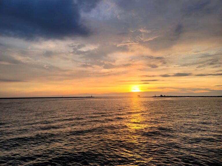 🌅 西子灣｜高雄最浪漫的海岸線，夕陽與海風的療癒時光