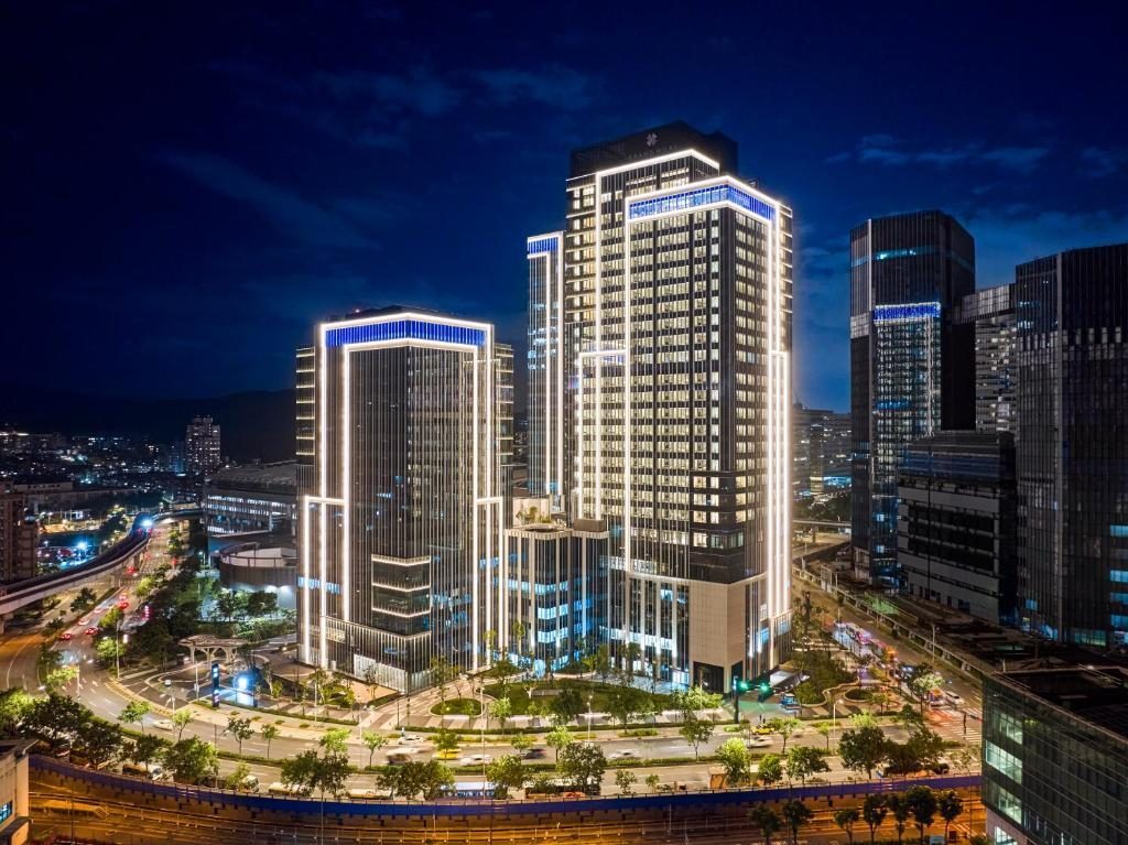 在城市邊界喘口氣，那些從窗邊灑進來的光都屬於台北漢來大飯店