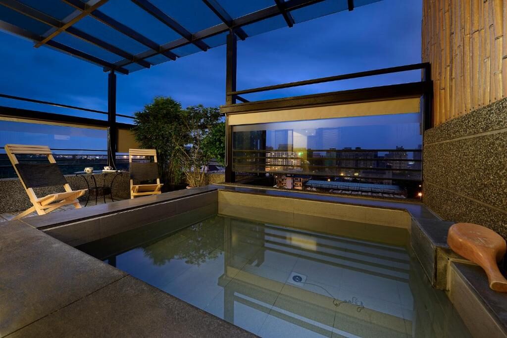 月色灑在溫泉池面，礁溪的夜正好——旅人們都愛的幾間溫泉飯店名單