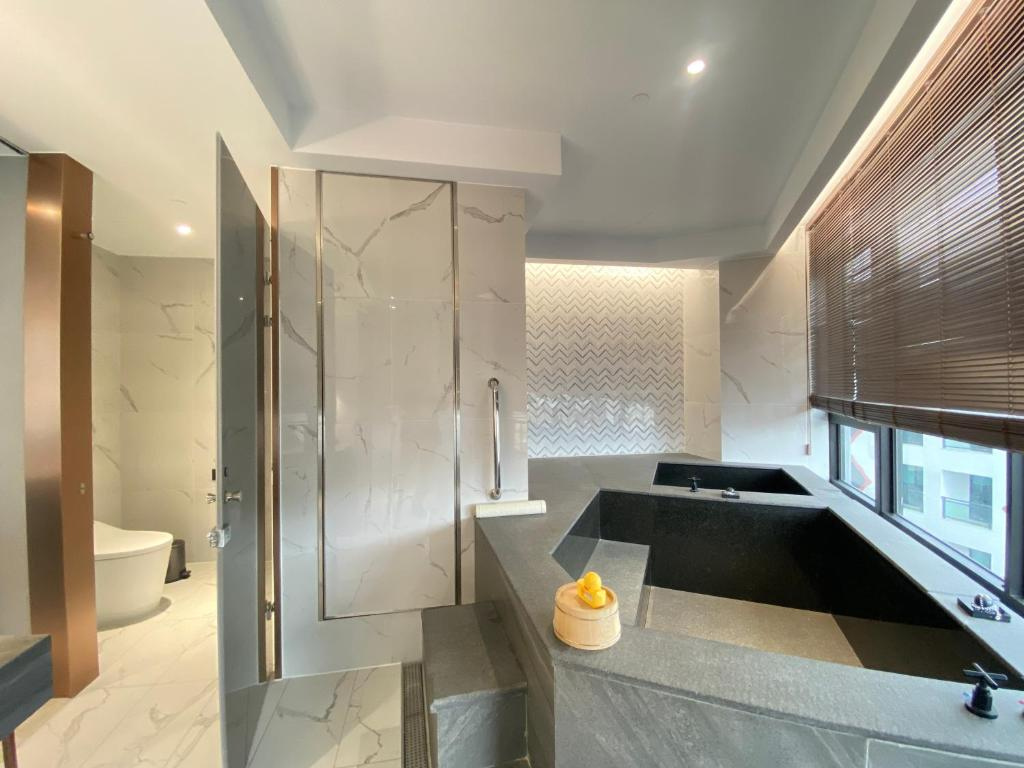 霧氣繚繞的早晨：南投湖景、北投山湯、台東星空下的溫泉飯店