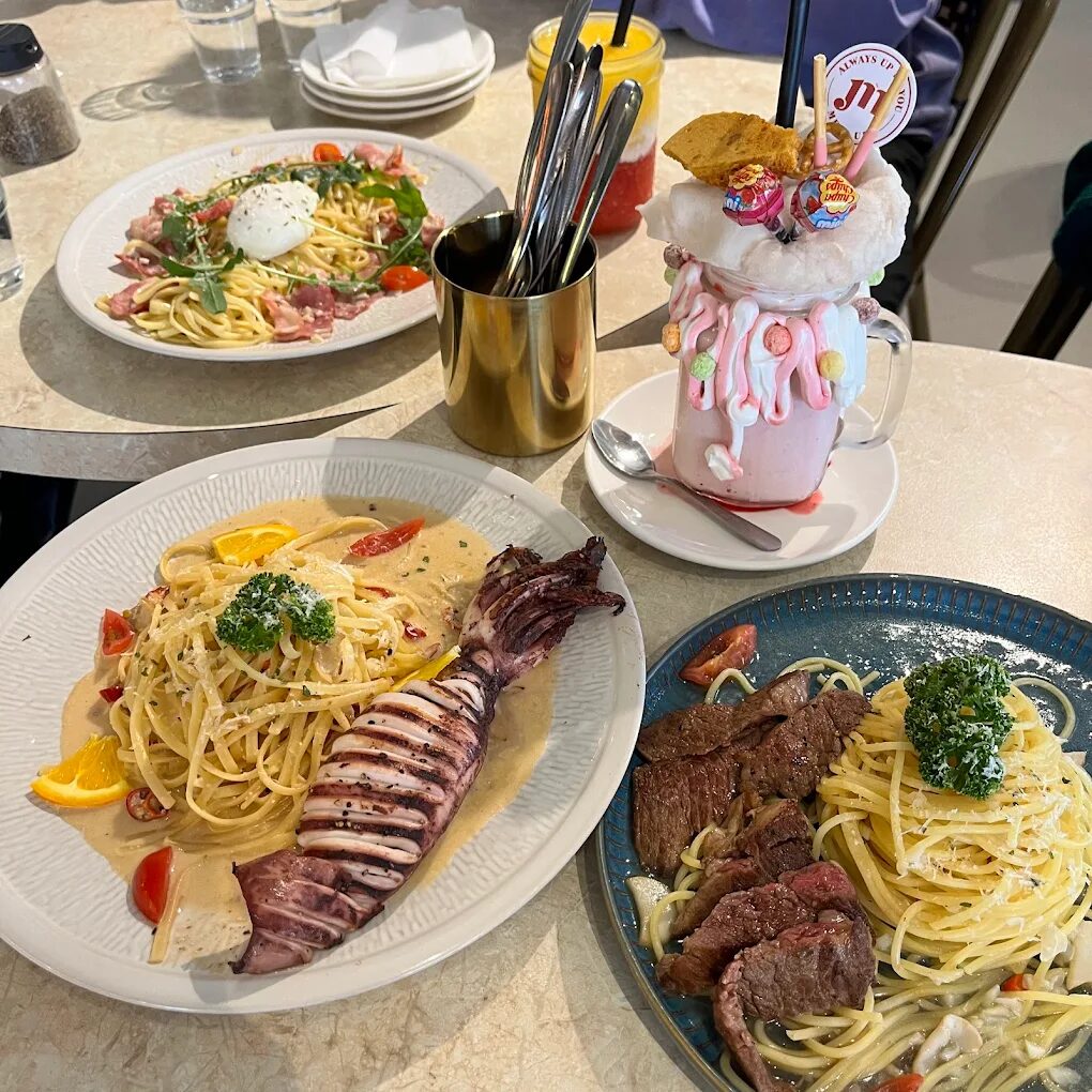 Meat Up 餐廳的浮誇系甜點與飲品,色彩繽紛