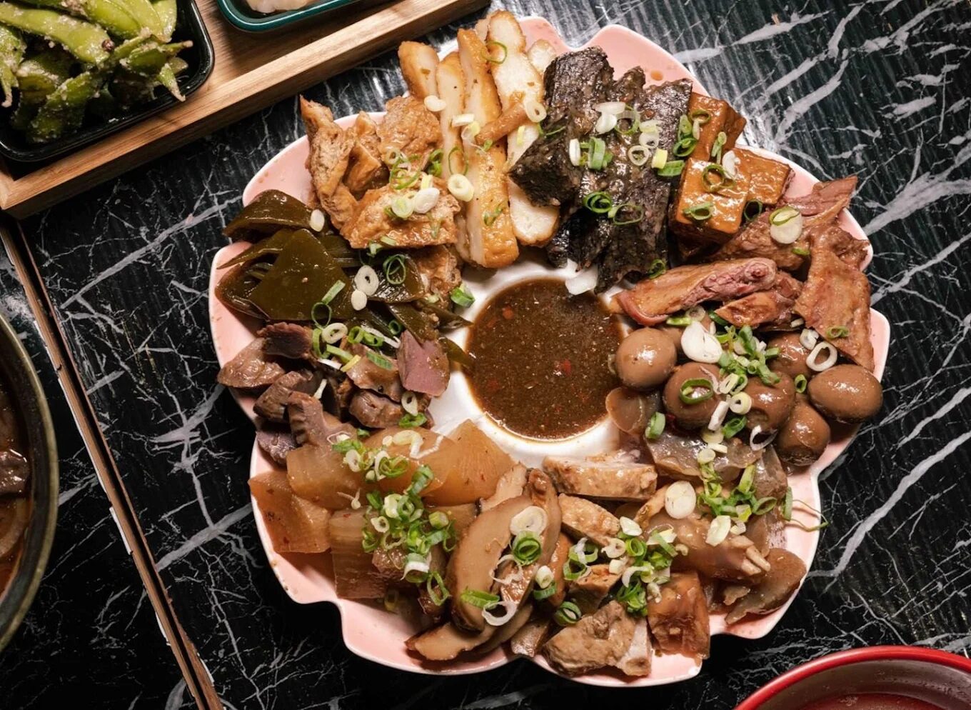 令人垂涎欲滴的各式滷味拼盤,是宵夜的最佳選擇