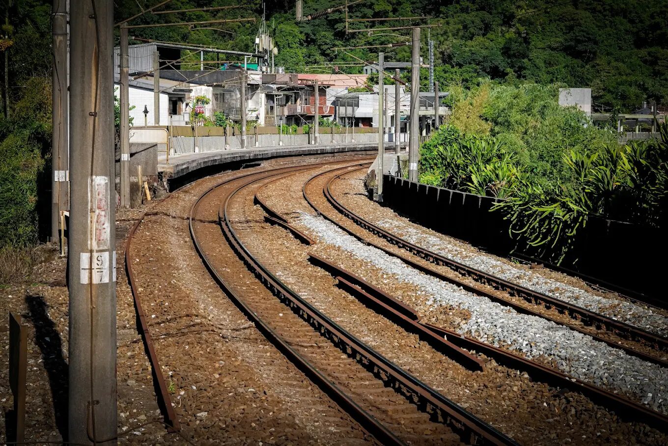 三貂嶺生態友善隧道內部的鐵道軌跡與歷史氛圍
