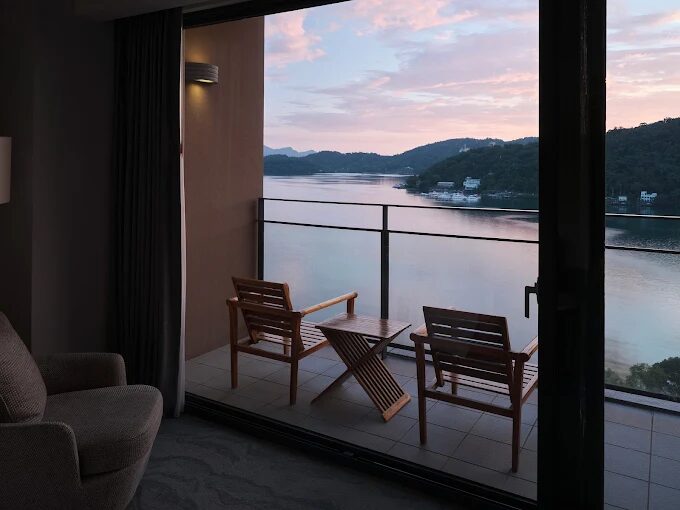 晨霧中的溫泉泡湯、夜色裡的湖光倒影｜雲品溫泉酒店的極致慢旅