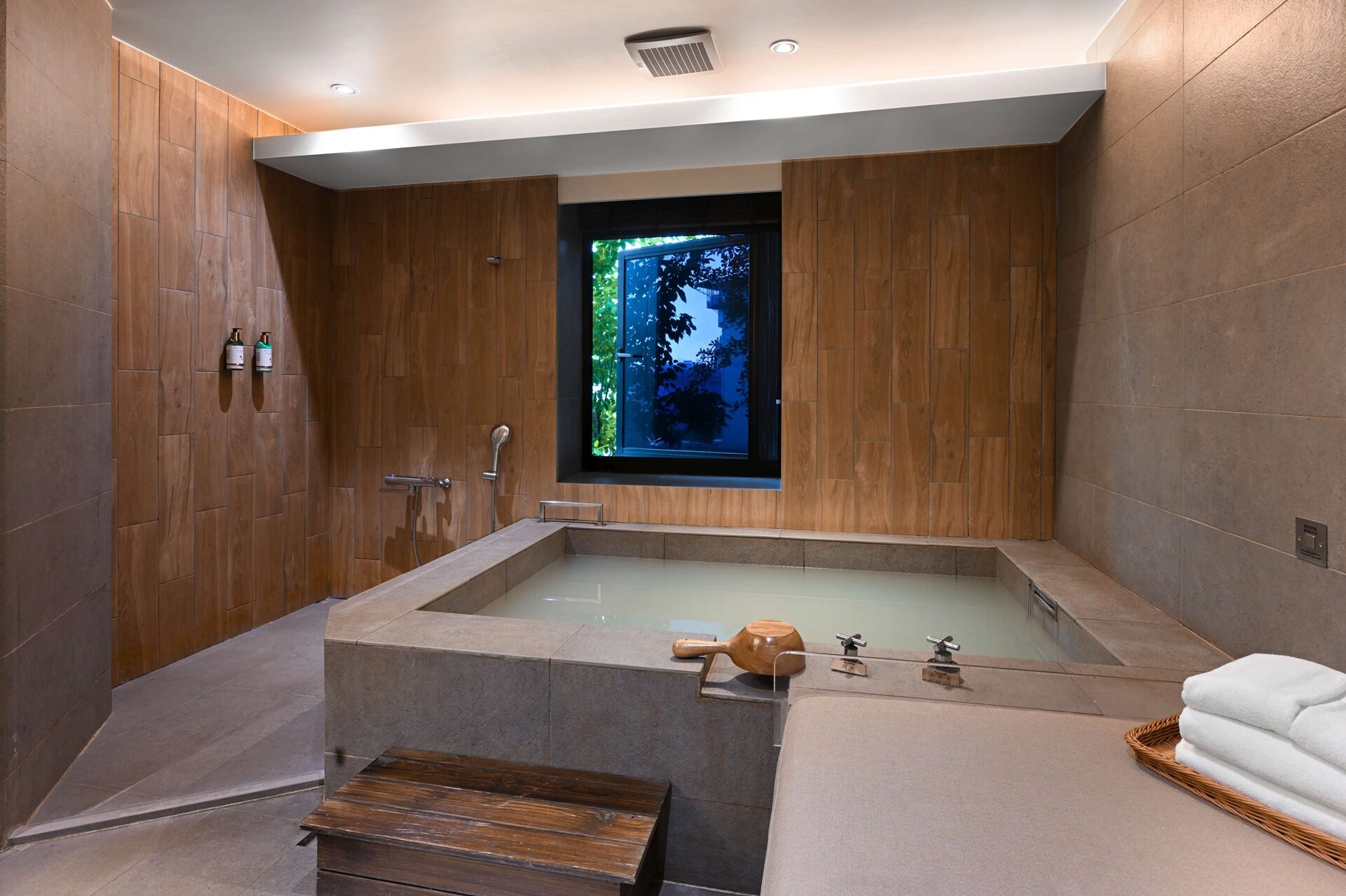 背上包、搭捷運去泡湯——從台北出發，在北投溫泉遇見秋天的第一口暖