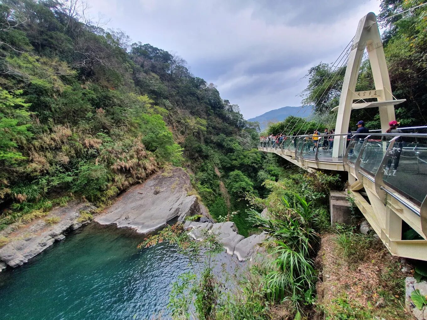 小烏來天空步道壯麗的山谷美景