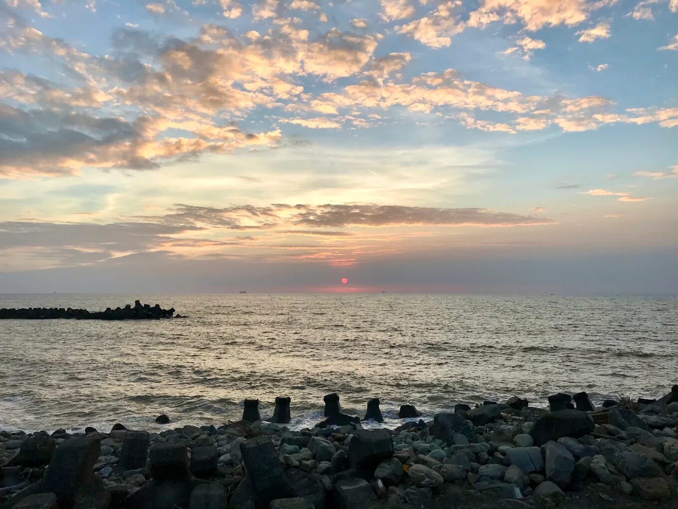 追著夕陽開車南下,在風與浪之間,看見屏東枋山的金色海