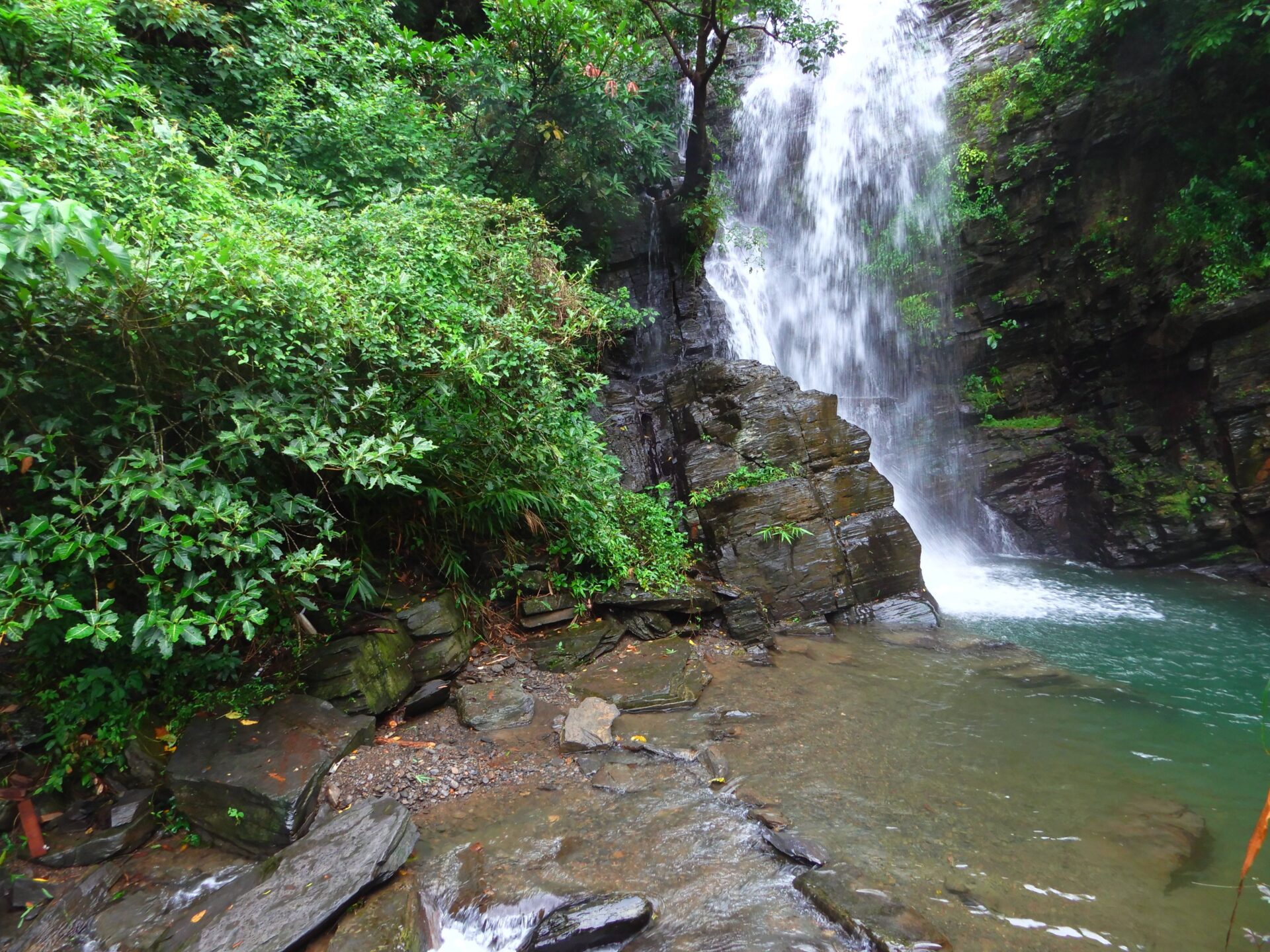 層層堆疊的水勢在雨季最為壯觀