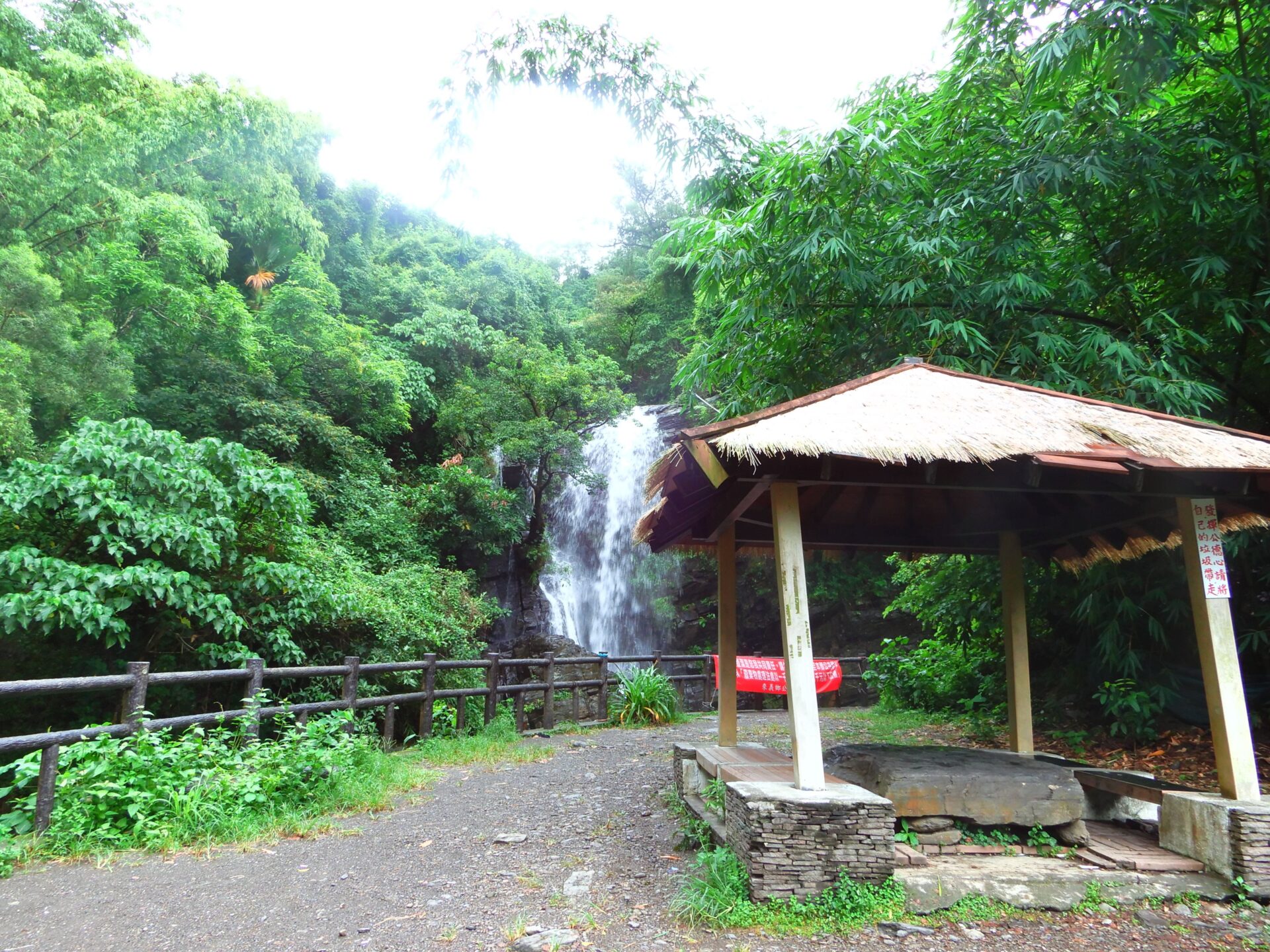 神鷹瀑布群如白色綢緞般傾瀉而下