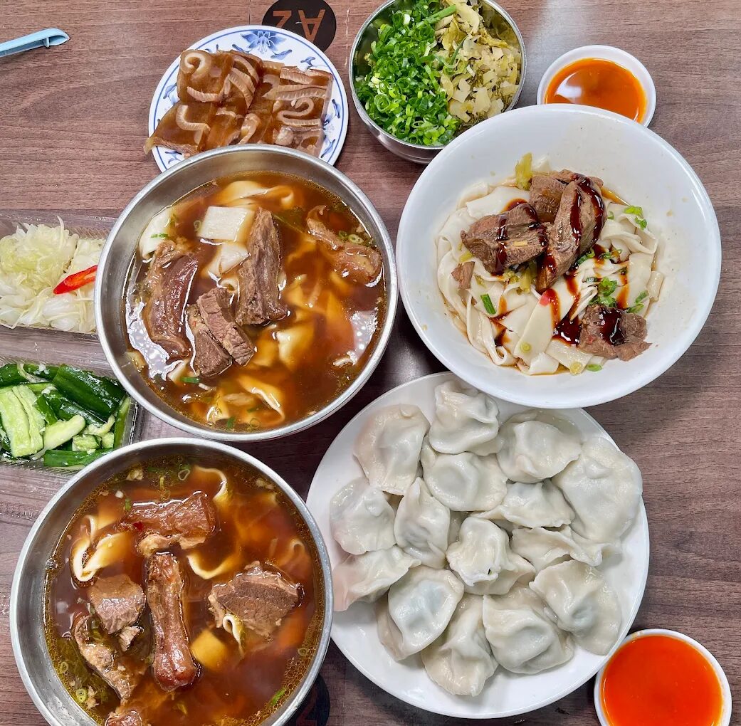 老山東牛肉麵館的紅燒牛肉麵與招牌水餃