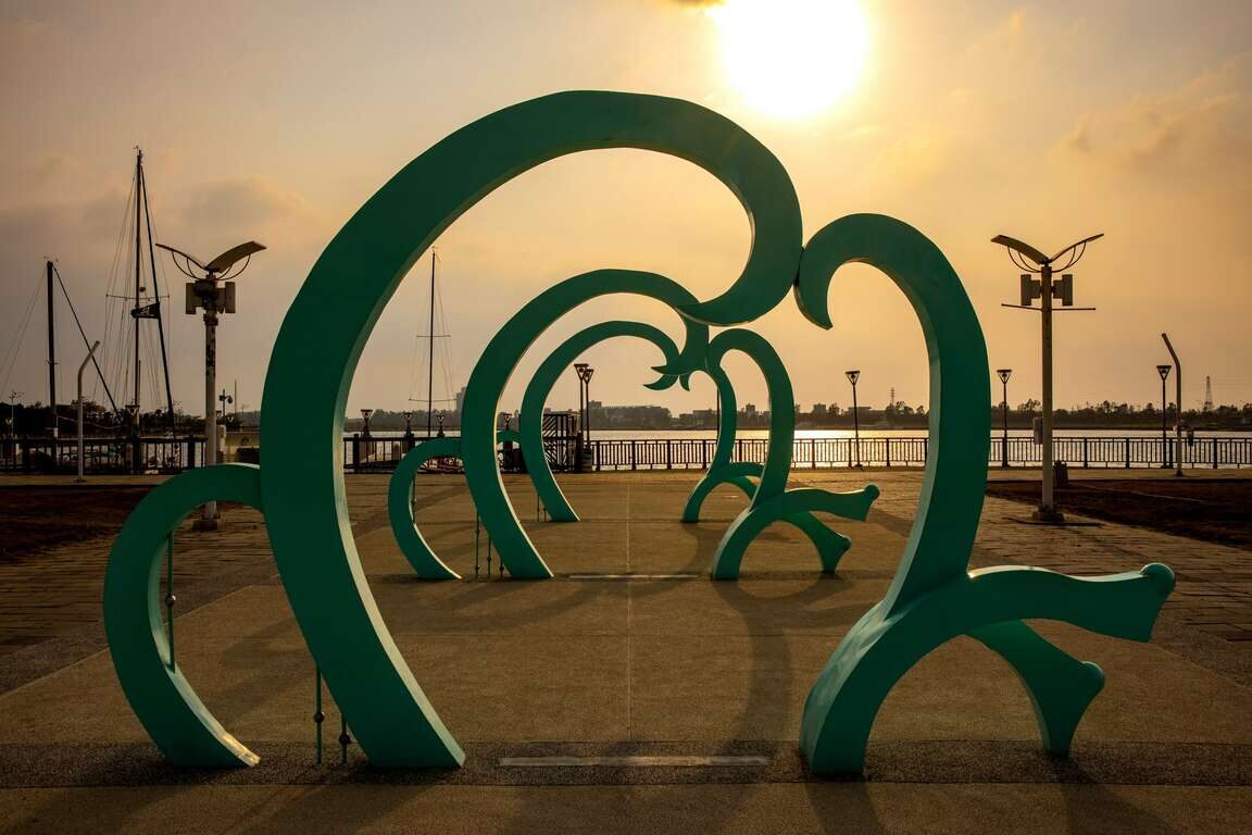 光影落在漁船上，旅人也慢下腳步──興達港的黃昏散步時光