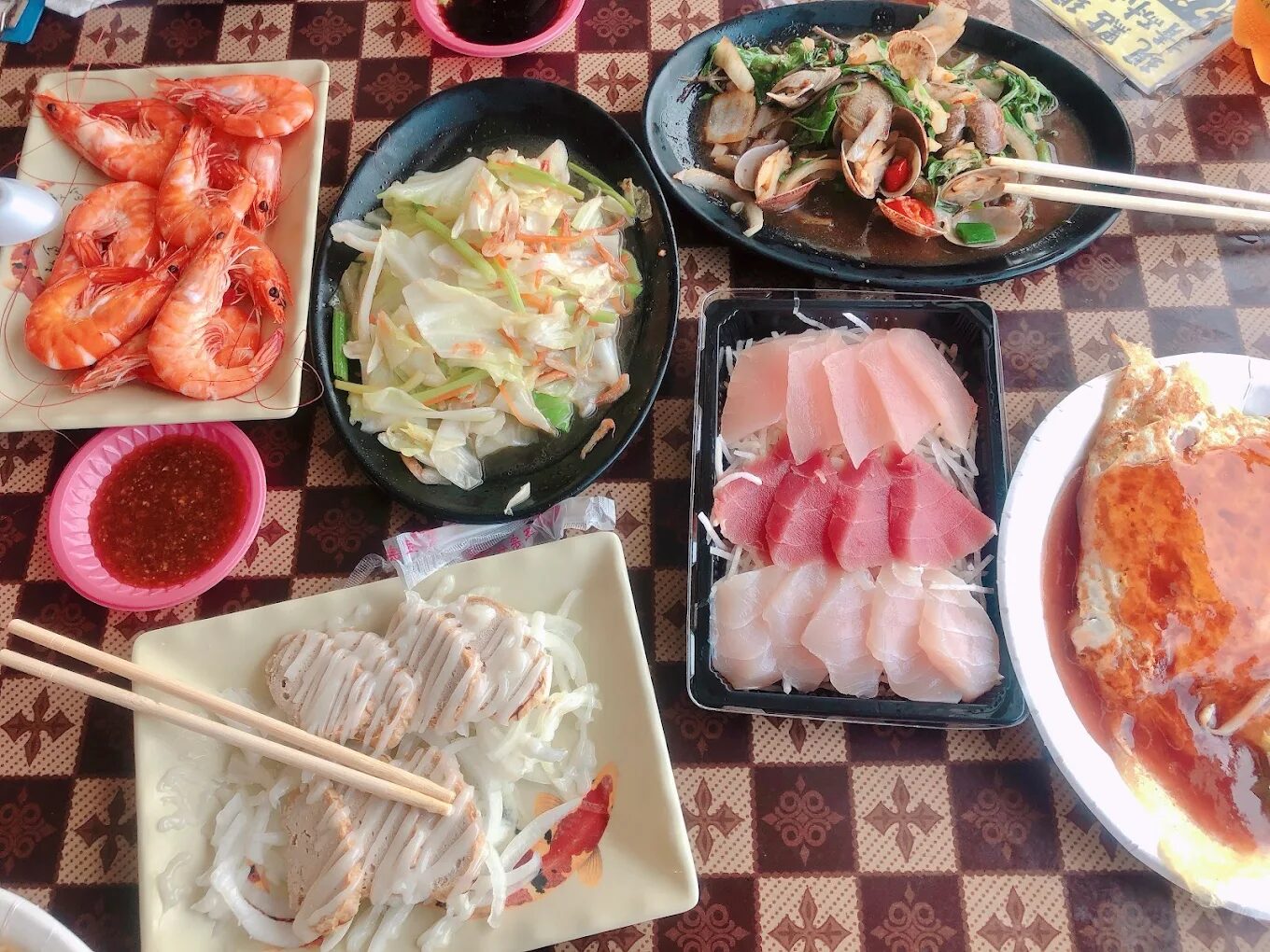 光影落在漁船上，旅人也慢下腳步──興達港的黃昏散步時光