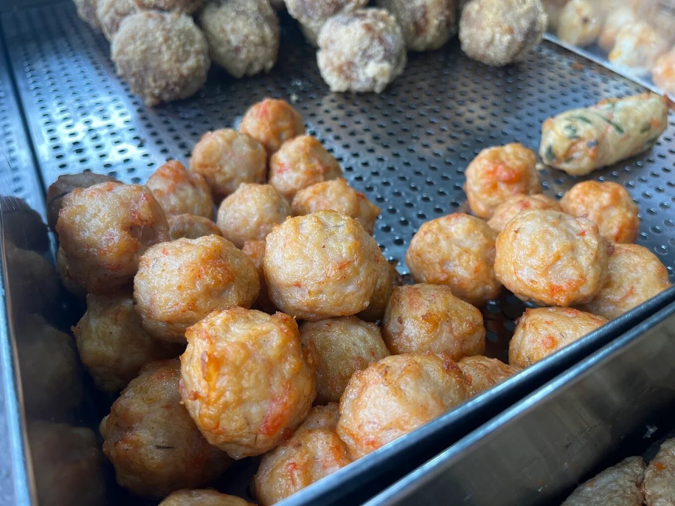 光影落在漁船上，旅人也慢下腳步──興達港的黃昏散步時光