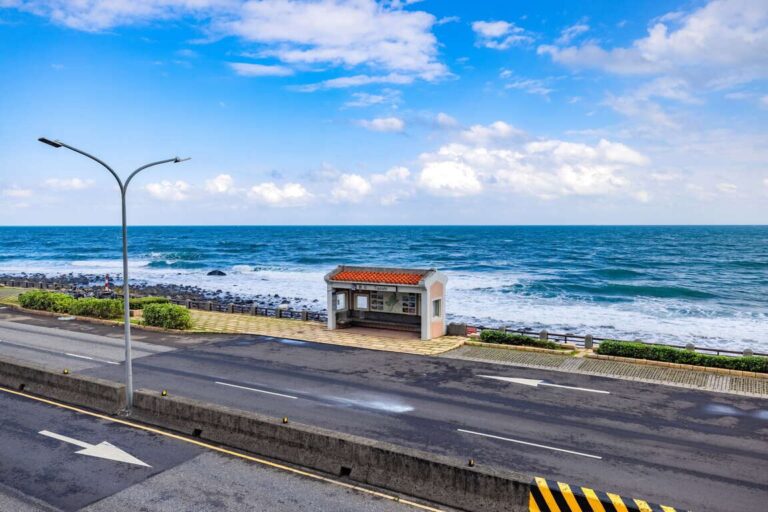 被海風與浪花包圍的一天｜漫步新北最壯麗跳石海岸，感受海浪與風雕的奇景