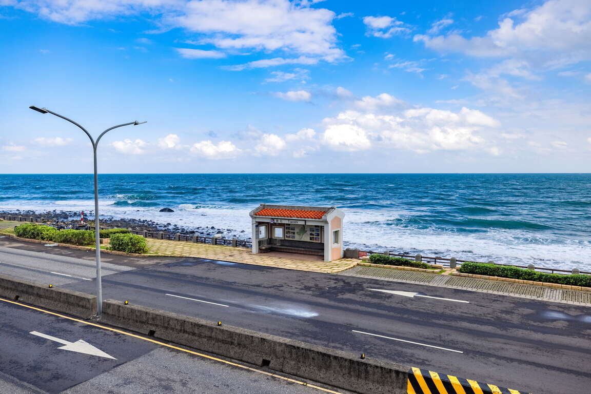 被海風與浪花包圍的一天|漫步新北最壯麗跳石海岸,感受海浪與風雕的奇景