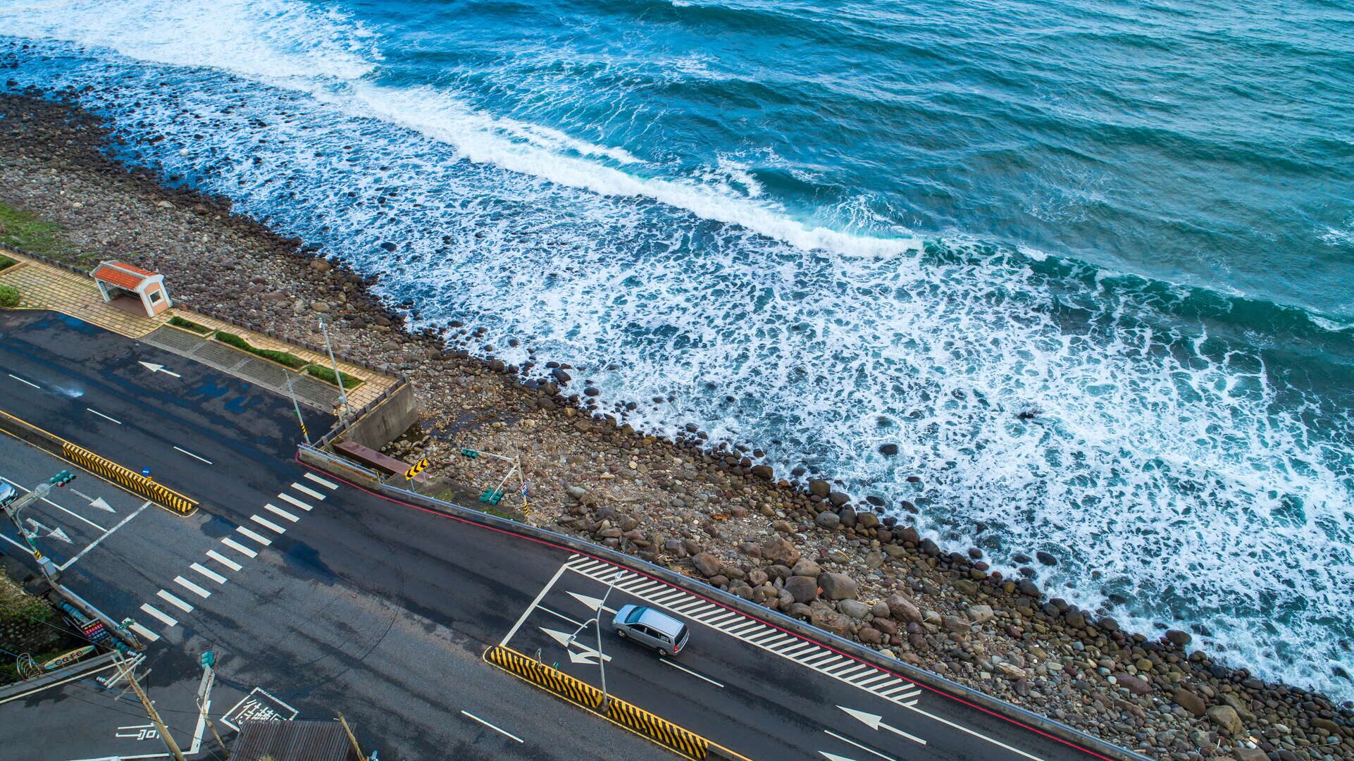 被海風與浪花包圍的一天|漫步新北最壯麗跳石海岸,感受海浪與風雕的奇景