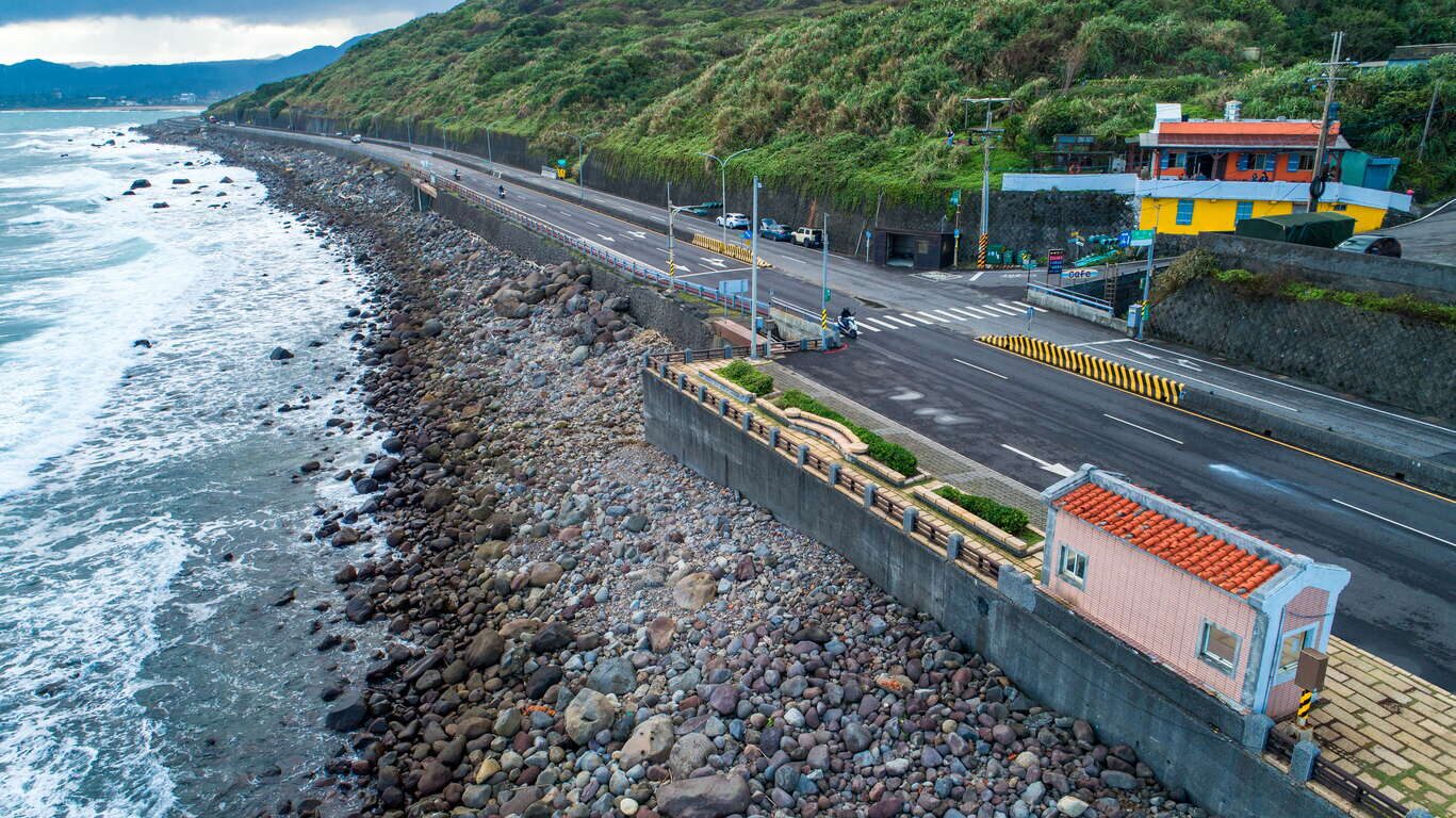 被海風與浪花包圍的一天|漫步新北最壯麗跳石海岸,感受海浪與風雕的奇景