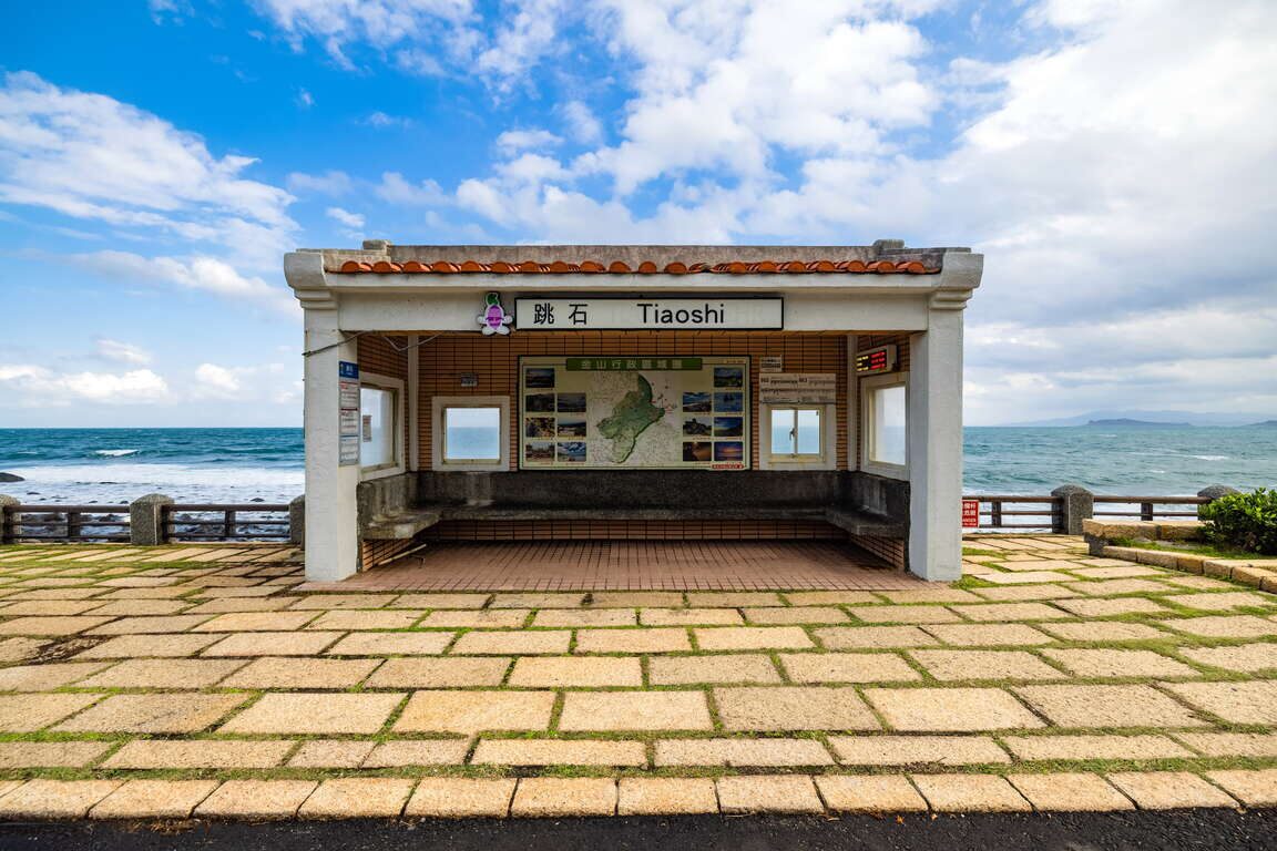 被海風與浪花包圍的一天｜漫步新北最壯麗跳石海岸，感受海浪與風雕的奇景
