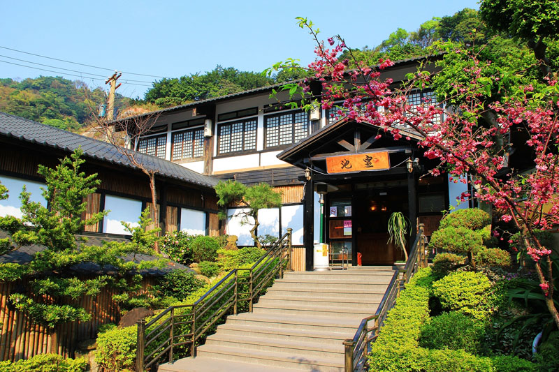 泡一池青磺泉，看山霧緩緩落下｜皇池溫泉御膳館的午後風景