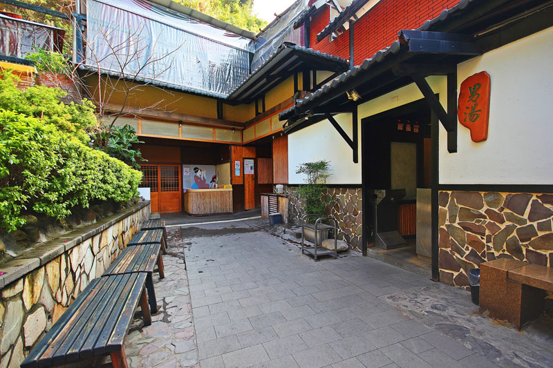 泡一池青磺泉，看山霧緩緩落下｜皇池溫泉御膳館的午後風景