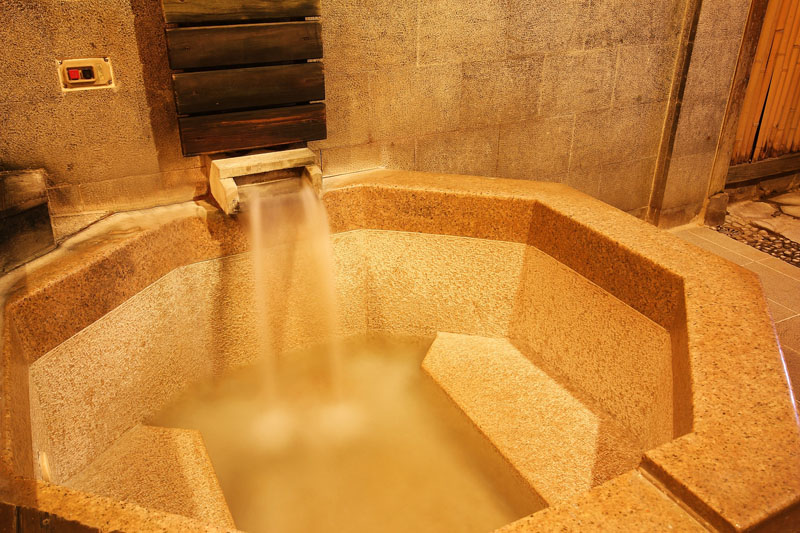 泡一池青磺泉，看山霧緩緩落下｜皇池溫泉御膳館的午後風景