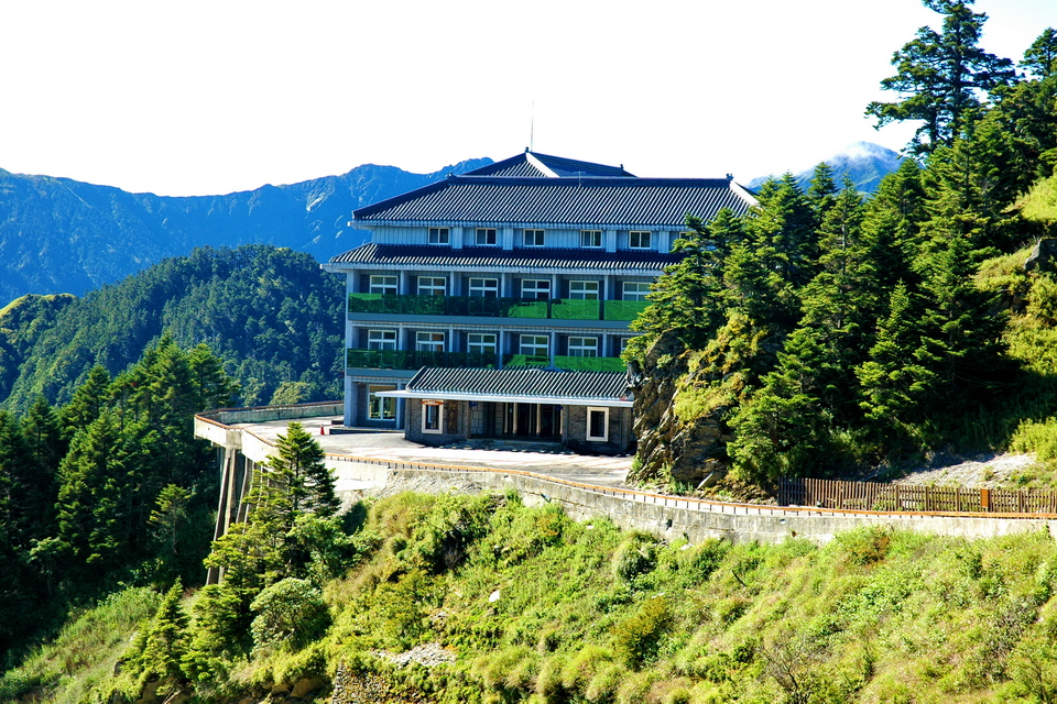 松雪樓的另一個角度，展現其獨特的地理位置與建築風格