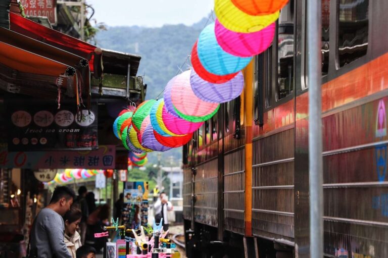 願望的光，映在山城的夜空裡：十分老街的天燈與鐵道浪漫