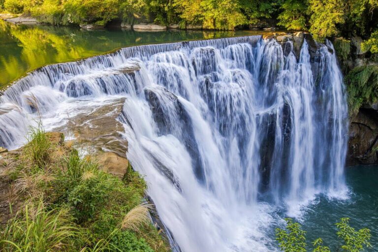 願望的光，映在山城的夜空裡：十分老街的天燈與鐵道浪漫